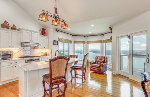 Quitman House | Luxe Home w/Panoramic Greers Ferry Lake Views
