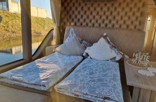 Ophoven Boat Rental | Luxe huisboot met 6 slaapplaatsen en airco in Limburg