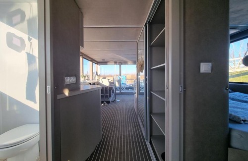 Ophoven Boat Rental | Luxe huisboot met 6 slaapplaatsen en airco in Limburg