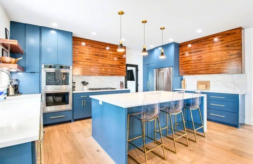Rockwell House | Luxe Lakefront | Sleeps 17 | Fireplace | Hot Tub