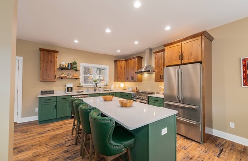 Massanutten House | Luxe Lodge Designer Decorated Sleeps 16 Hot Tub Decks w/ Slope views