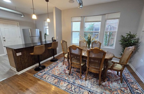 Woodlawn Apartment | Luxe Loft vibe –4BR/3BA Apt– King Suite-11 minutes from downtown-Families-Groups
