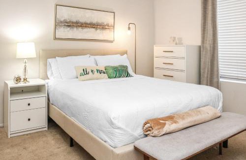 Del Rey Apartment | Luxe MDR apartment,Parking, Gym, Pool, jacuzzi,BBQ