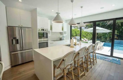 Lake Ida Shores House | Luxe Modern Villa 4 Bedroom Ensuites/Walk Downtown