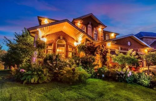 Niagara Falls House | Luxe Pool Villa by Niagara! Entire Home