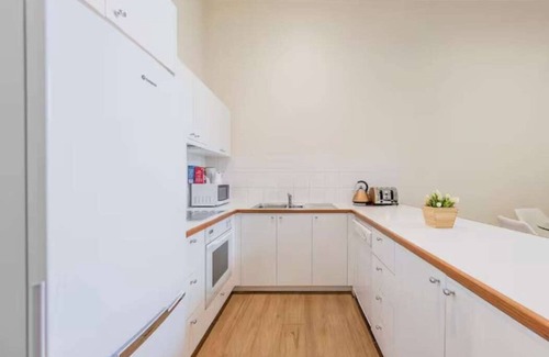 Docklands Apartment | Luxe Resort Apt w Pool Car Park on Spencer