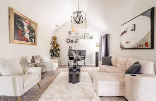 Cliftondale House | LUXE Retreat - Outdoor Oasis, Game Room, Fire Pit