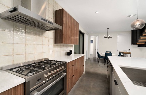 Riverside House | Luxe Riverside House | Skyline Deck+Downtown View