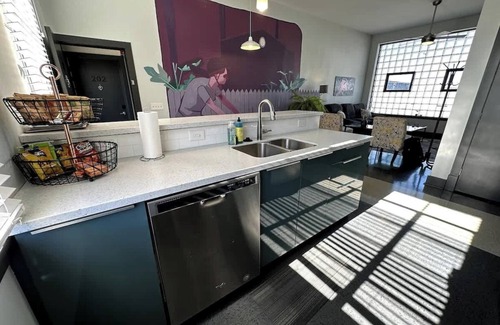 Roanoke Apartment | Luxe rooftop retreat in downtown core