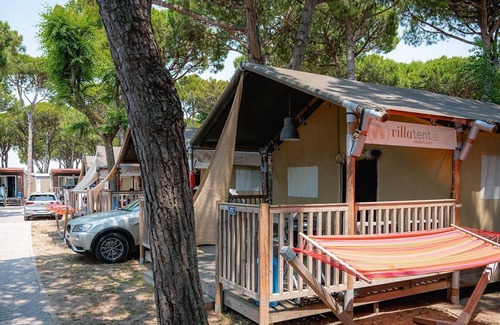 Cavallino-Treporti Ski Chalet | Luxe Sanitary 5 Pers. Villatent at Campsite Village Cavallino near at the beach