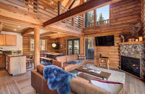 Blue River Cabin | Luxe Ski Cabin, Stunning Mountain Views, Wrap Around Balcony, Fire Pit & Hot Tub