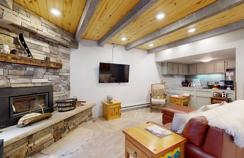 Taos Ski Valley Condo | Luxe Slopeside Condo: Balcony, Fireplace & Covered Parking