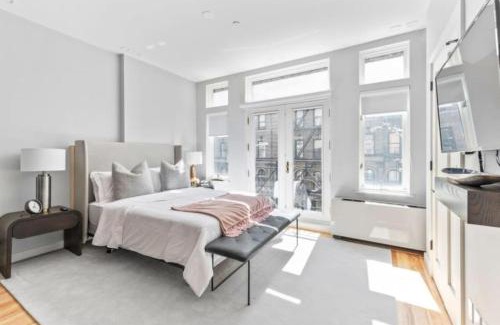 Central Park South Hotel | Luxe Studio w Juliet Balcony in Upper East