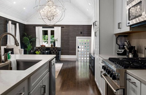 Short North House | Luxe Studio w/King Bed + Sofa | Walk to OSU/Bars