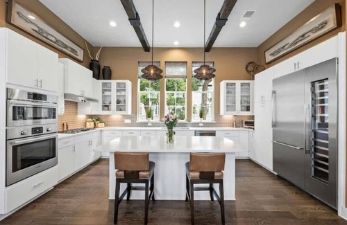 Riverside House | Luxe Townhome | 4bd 5ba Elevator | 1 mile from DT