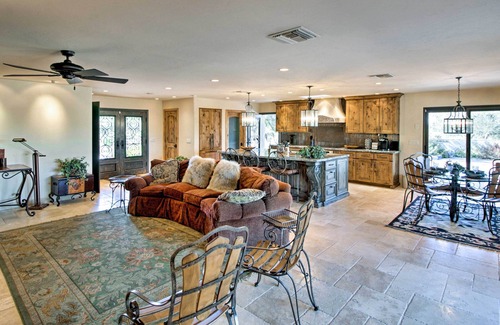 Tortolita House | Luxe Tucson Vineyard Home w/Views & Fire Pit