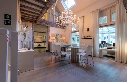 Laak Villa | Luxe Vacation Villa with swimming pool, 5 bedrooms, 12 guests