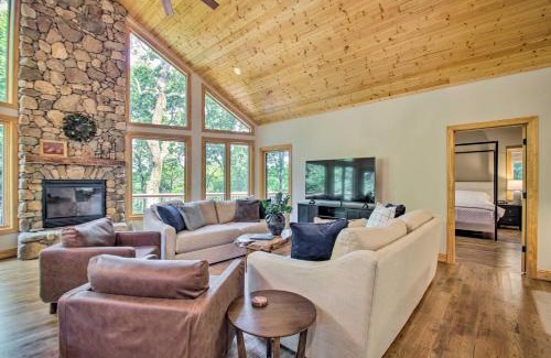 Nellysford House | Luxe Wintergreen Resort Escape with Hot Tub!