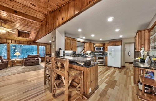 Lakeridge House | Luxe141 Spacious Luxury Log Cabin