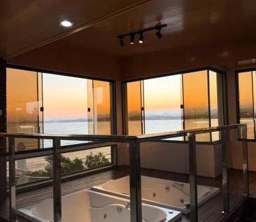 Anchieta House | Luxo Frente Mar em 7 Qtos com Ar sendo 4 suites para até 18 pessoas, 2 Jacuzzi Aquecidas, piscina, brinquedoteca, 5min de Castelhanos