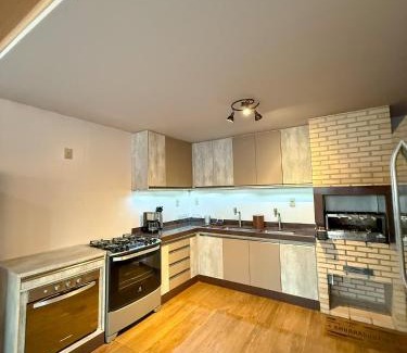 Anchieta House | Luxo Frente Mar em 7 Qtos com Ar sendo 4 suites para até 18 pessoas, 2 Jacuzzi Aquecidas, piscina, brinquedoteca, 5min de Castelhanos