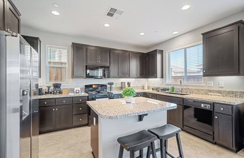 Pittsburg House | LuxoStays| ! Spacious, Cozy and Peaceful 5BR House