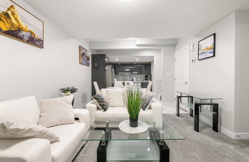 Beaumont House | Luxurious 1 bedroom + Den Near Edmonton International Airport