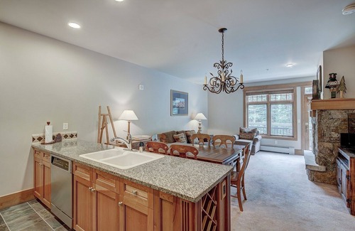 River Run Condo | Luxurious 1 BR in River Run Village with Ski in ski out, Kids Ski Free, No cleaning fees by RedAwning