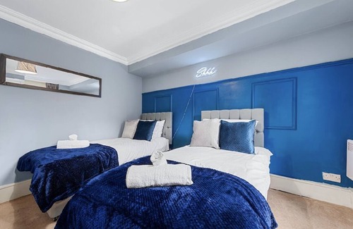 East Molesey Apartment | Luxurious 1Bed Flat Near Hampton Court Palace w/Netflix