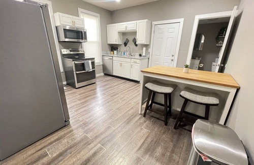 Near East Columbus House | Luxurious 2-bedroom house with WiFi, AC in enchanting Columbus