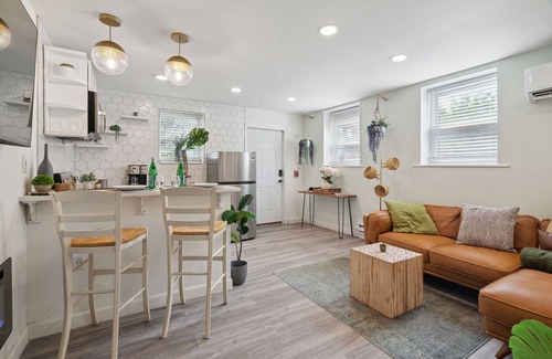 Kensington Apartment | Luxurious 2BD vacation rental, short term, central, family-friendly, free WIFI