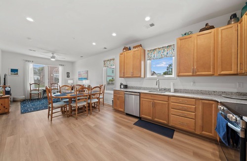 Issue Condo | Luxurious 3 Bedroom Riverfront Condo with Private Deck