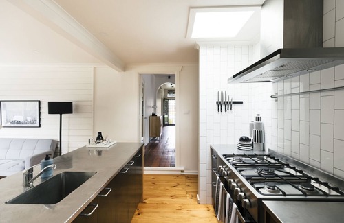 Kyneton Cottage | Luxurious 3 bedroom cottage off Historical Piper St