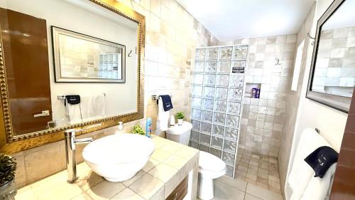 San Antonio Tlayacapan House | Luxurious 3 Bedroom Retreat in Ajijic - Sleeps up to 6 - Walk to Everything