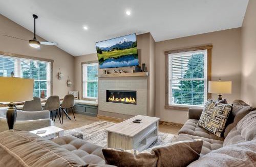 Ellicottville House | Luxurious 3-Bedroom Townhouse Walk to Village