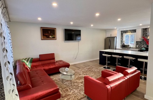 Highland Park House | LUXURIOUS 3 BR Home in CENTRAL Calgary b/W AIRPORT & Downtown