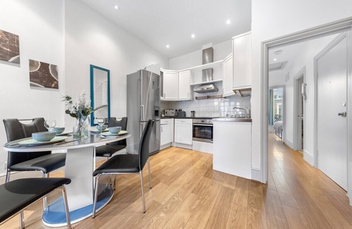 Royal Borough of Kensington and Chelsea Apartment | Luxurious 3BR Flat w/Balcony in Kensington for 7!
