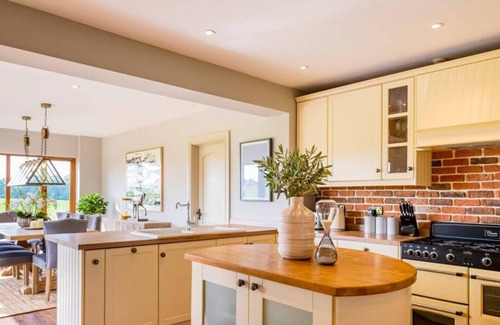 Henley House | Luxurious 4 Bed Vineyard Villa at Stanlake Park