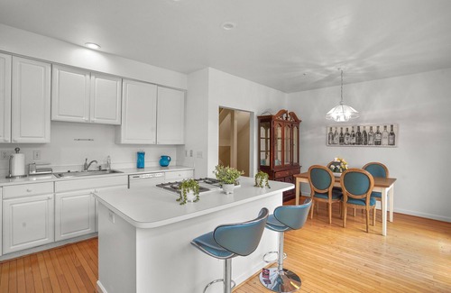 North Potomac House | Luxurious 4 Bedroom Townhome Close to DC Metro Area
