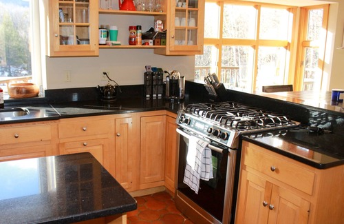 Peru House | Luxurious 4b/3.5bath "Mountainview" House on 10acres, mins to lakes and hiking