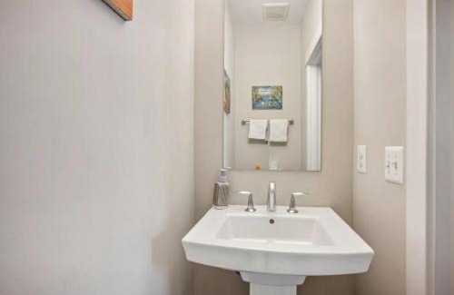 Dupont Circle House | Luxurious 4BR home with patio and parking x Fits 8 to 10