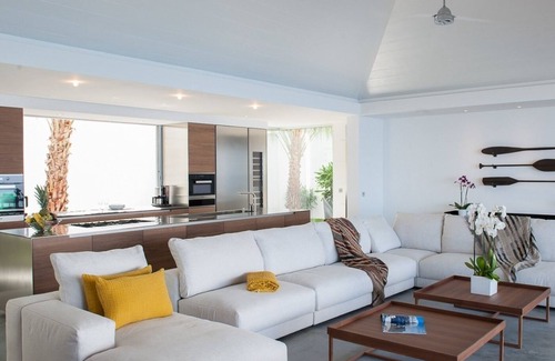 Camaruche Villa | Luxurious 5 BDRM Modern Villa w Pool