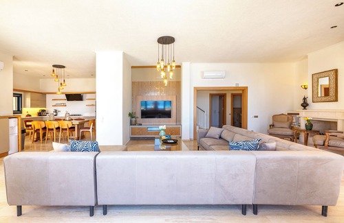Kalkan Villa | Luxurious 5-bedroom villa with AC, WiFi in beautiful Kalkan G