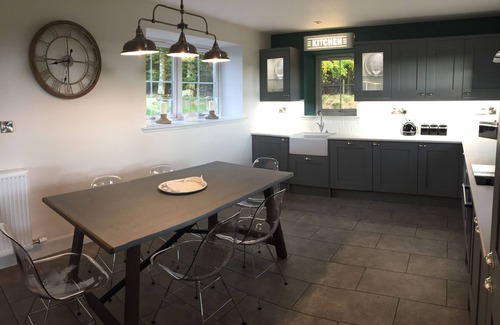 Perth House | Luxurious 5* Getaway in Exceptional protected lake location with Hot Tub - Perth