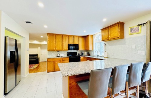 Blakeslee House | Luxurious 5BD/3.5BA, Pool Table, Fireplace, Dining for 14ppl, 10 Min to Skiing