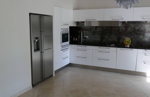 Eygalieres Villa | Luxurious, air-conditioned villa, ten minutes stroll to vibrant Eygalieres