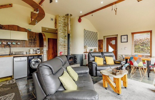 Durham Ski Chalet | Luxurious and stylish modern lodge with one master double and one twin.
