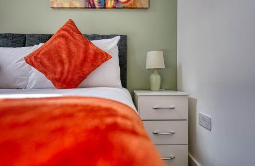 Cofton Hackett House | Luxurious Birmingham Home Private Parking WiFi - near to NEC and QEH