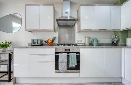 Cofton Hackett House | Luxurious Birmingham Home Private Parking WiFi - near to NEC and QEH
