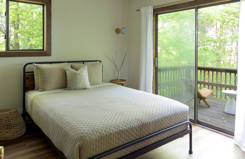 Lake Ariel Cabin | Luxurious Cabin by Ski & Lake w/ Community Pool